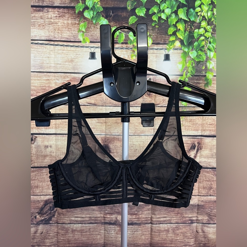 Victoria’s Secret Unlined Plunge Bralette Size 34B
